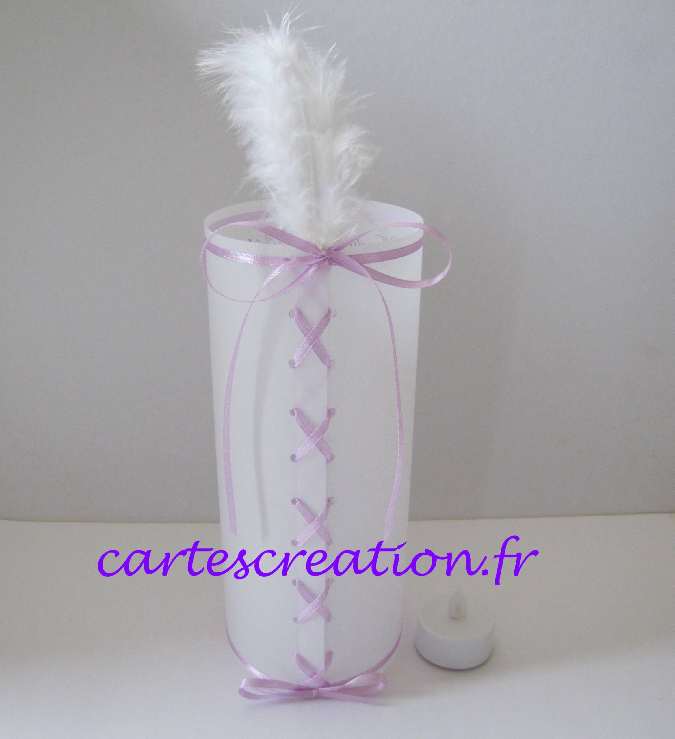 Menu photophore mariage plume et strass, ruban lilas - cartescreation.fr Menu photophore mariage plume et strass, ruban lilas - cartescreation.fr