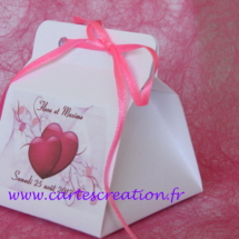 Bonbonnière de dragées mariage blanche, rubans rose fushia, thème coeur - cartescreation.fr