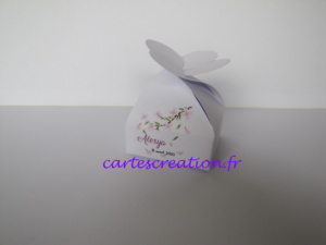 Bonbonnière de dragées blanche, thème nature, fleur rose, baptême fille - cartescreation.fr