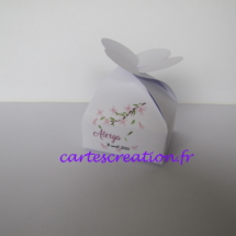 Bonbonnière de dragées blanche, thème nature, fleur rose, baptême fille - cartescreation.fr